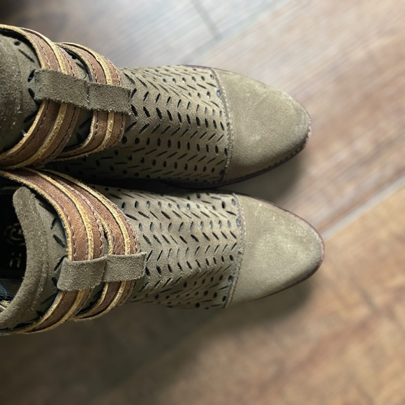 CIRCLE G Laser Cut Suede Ankle Booties •Size 8.5 • Women - Picture 14 of 16